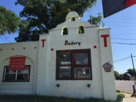 Chrissy's Homestyle Bakery outside