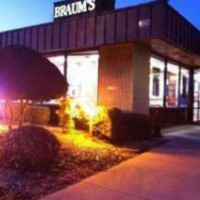 Braum's Ice Cream Dairy Store outside