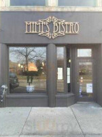 Mi Mi's Bistro outside