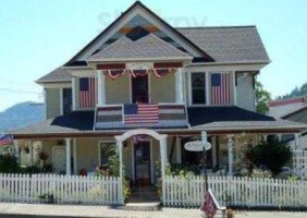 The Painted Lady Bed Breakfast Tea Room outside