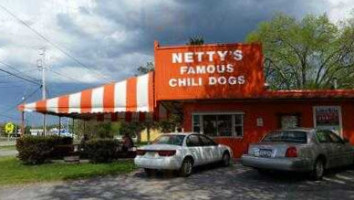 Netty's Chilli Dogs outside
