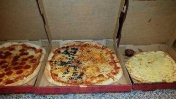 Carpenetti's Pizza food