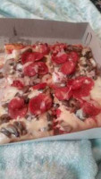 Buzzi's Pizza food