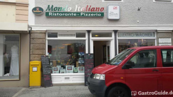 Mondo Italiano outside