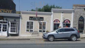 Virginia City Creamery outside