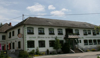 Gasthof Roither - Mitten in der Welt inside