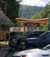 Stuart's Hot Dawgs Smokehouse outside