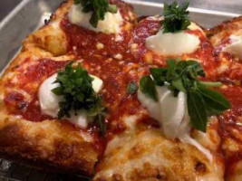 Emmy Squared Pizza: Queen Village Philly food