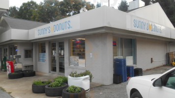 Sunny's Donuts outside