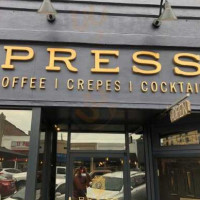 Press Coffee+crepes outside