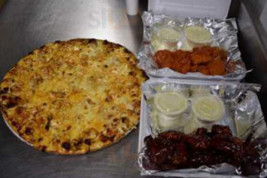 Doreen's Pizza food