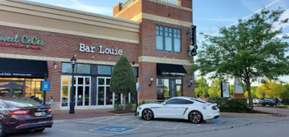 Louie The Avenue At Murfreesboro outside