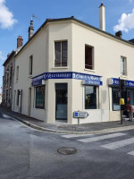 Café De La Mairie inside