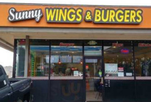 Sunny Wings Burgers outside