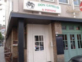 Don Camillo und Peppone outside