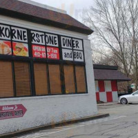 Di's Kornerstone Diner outside