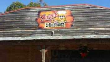 Sweet T's Smokehouse outside