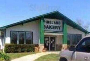 Pineland Bakery outside