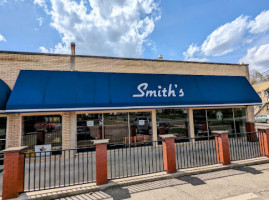 Smith's Restaurant & Deli outside