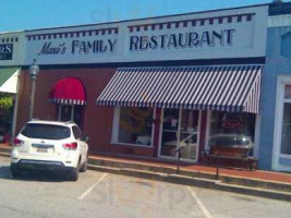 Maxi's Family outside