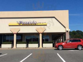 Pizzaiolo outside