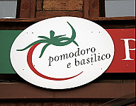 Pizzeria pomodoro e basilico inside