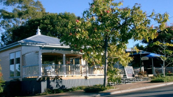 Nanna McGinn's Coffee Shop outside