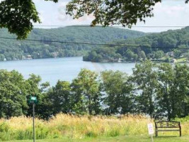 Hopkins Inn Of Lake Waramaug outside