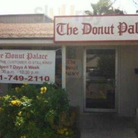 Donut Palace outside