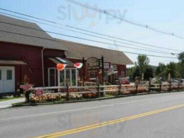 Apple Barn Country Bake Shop outside