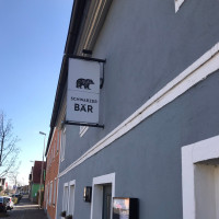 Schwarzer Bar outside