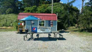 Harris's Harborside Takeout outside