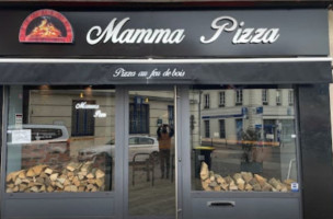 Mamma Pizza outside