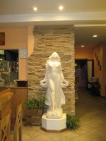 Trattoria Pizzeria Alle Statue inside