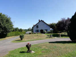 Champ L'eglise Table De Ferme outside