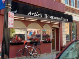 Arties Hometown Diner outside