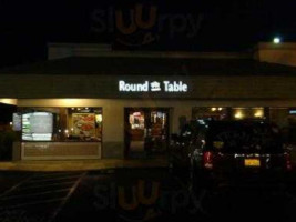 Round Table Pizza outside