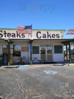 Steaks N Cakes food