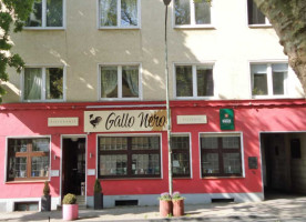 Gallo Nero outside