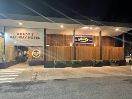 Brady's Railway Hotel outside