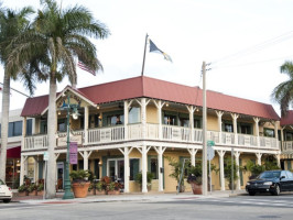Tommy Bahama Restaurant & Bar - Sarasota outside