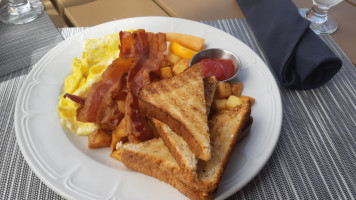 Dining at Tsa-Kwa-Luten Lodge food