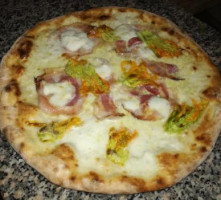 Iris Pizzeria, food