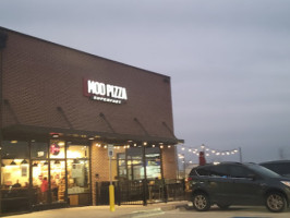 Mod Pizza outside