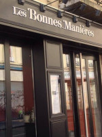 Les Bonnes Manières outside