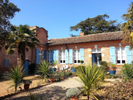 Auberge Les Palmiers outside