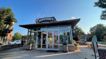 Ben Jerry's outside