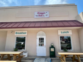 Maggie Mae's food