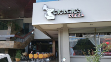 Giorgio's Pizza outside