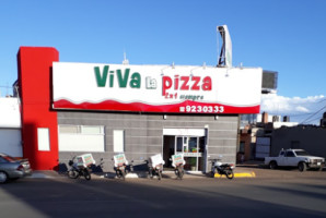 Viva La Pizza outside